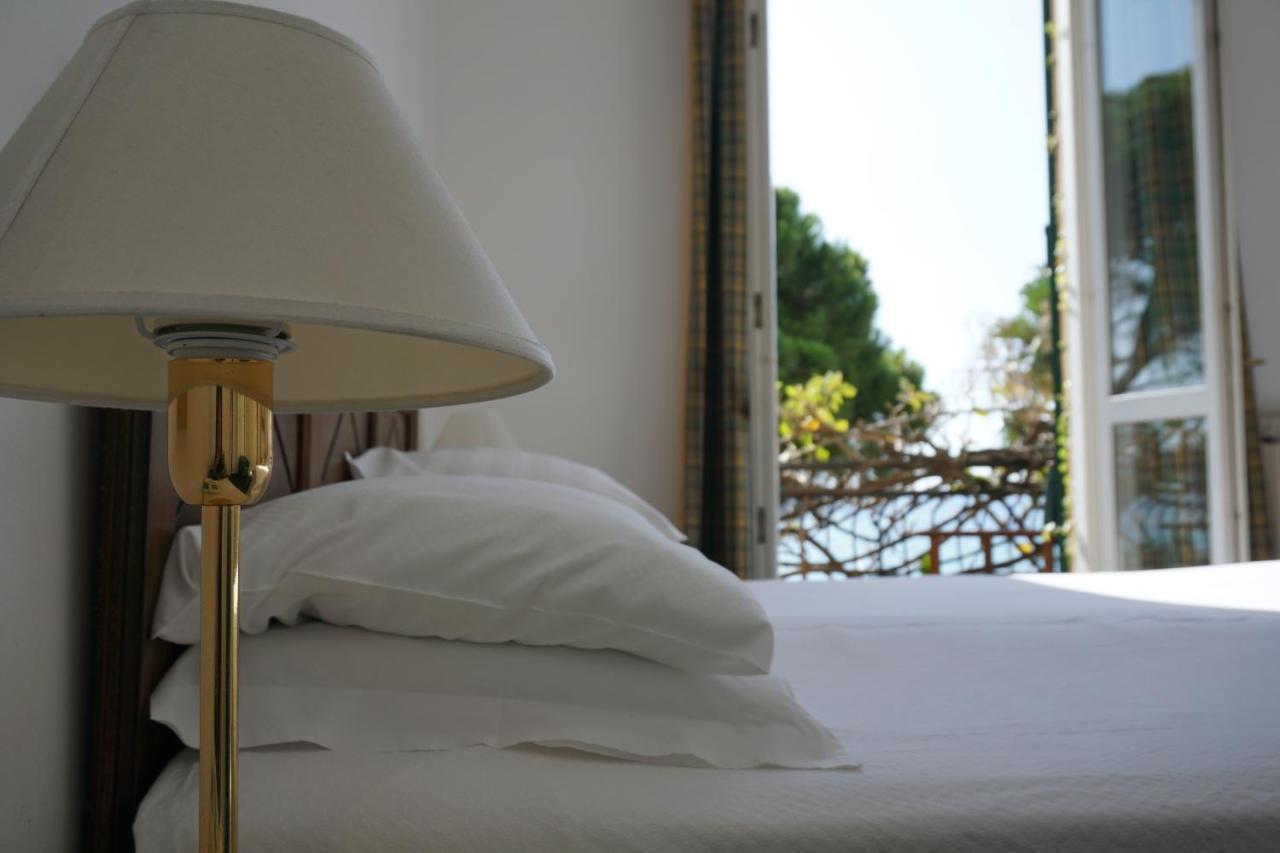 Hotel Beau Rivage อาลัสซิโอ ภายนอก รูปภาพ