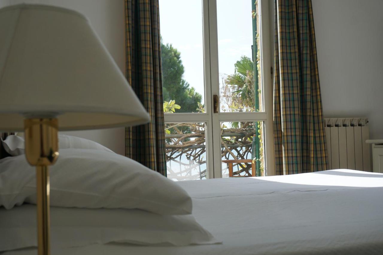 Hotel Beau Rivage อาลัสซิโอ ภายนอก รูปภาพ