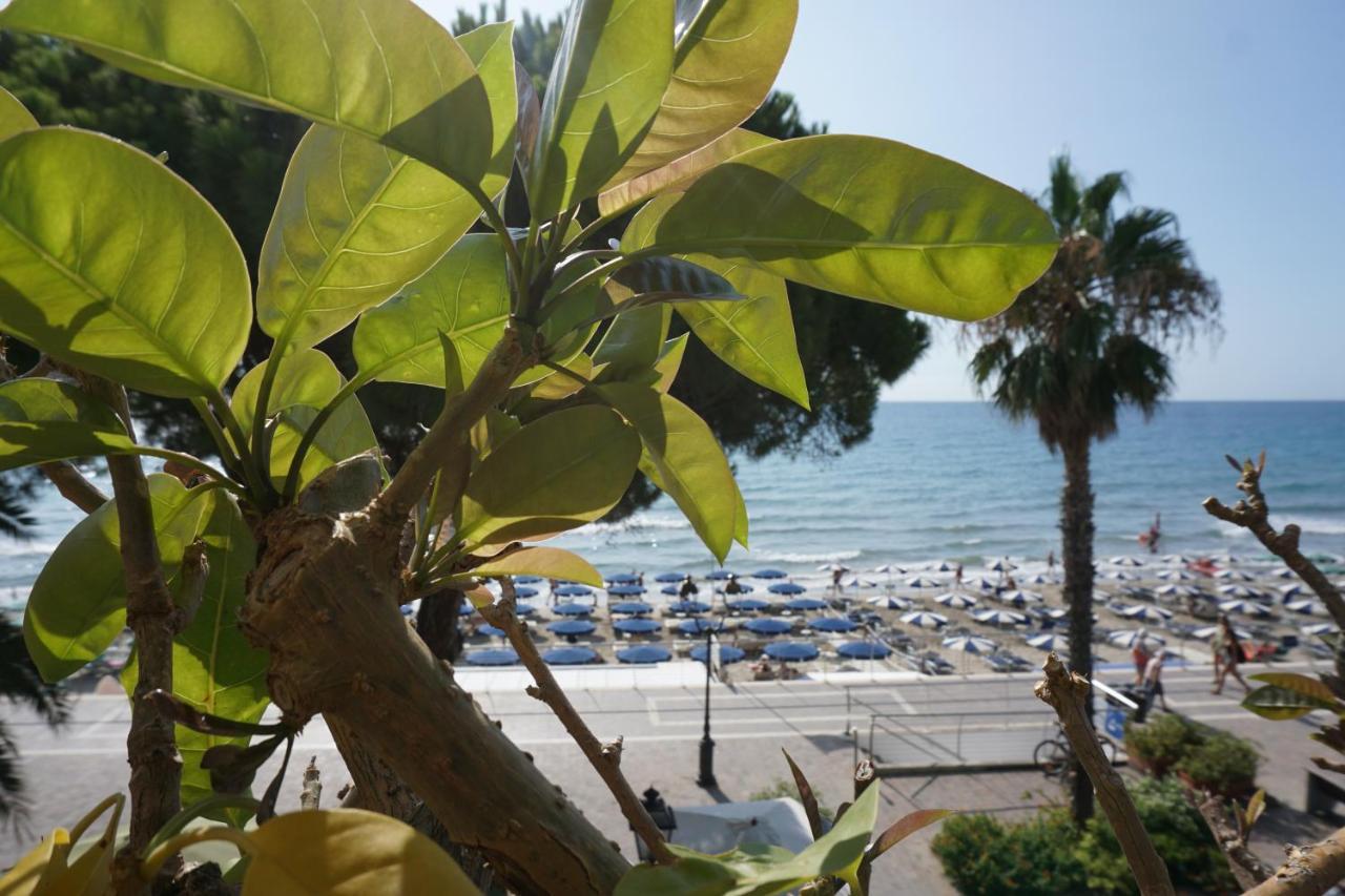 Hotel Beau Rivage อาลัสซิโอ ภายนอก รูปภาพ