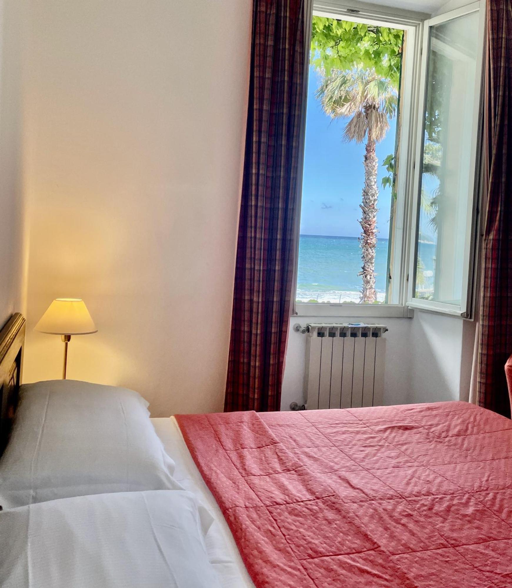Hotel Beau Rivage อาลัสซิโอ ภายนอก รูปภาพ